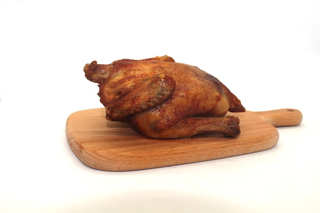 Deliziosi ingredienti di pollo alla griglia isolati su uno sfondo bianco