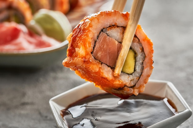 Deliziosi involtini di sushi immersi nella salsa di soia