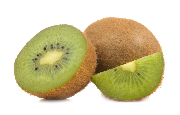 Deliziosi kiwi maturi e kiwi spaccato su uno sfondo bianco isolato. avvicinamento.