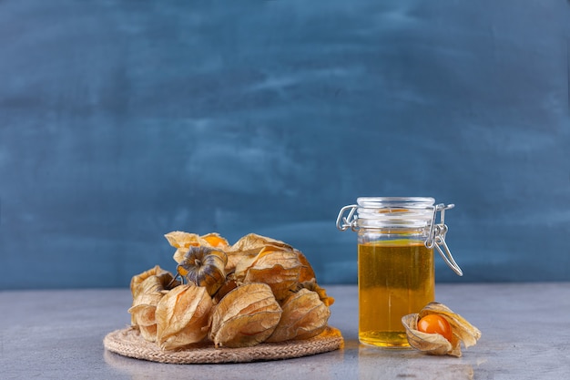 Deliziosi kumquat maturi freschi posti in una ciotola di ceramica.