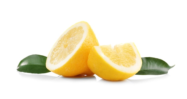 Deliziosi limoni a fette e foglie su sfondo bianco