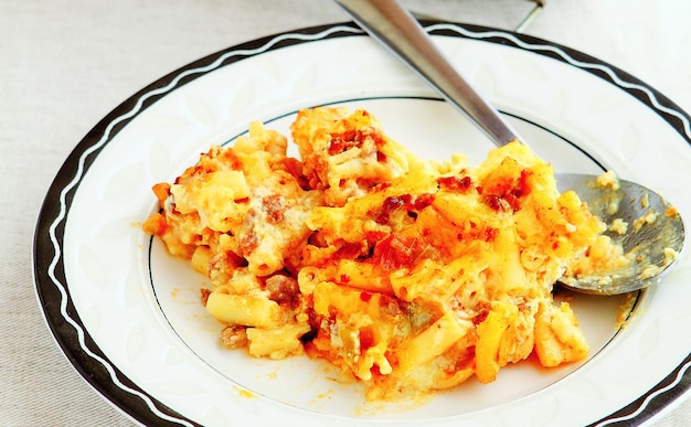 Deliziosi maccheroni al forno con cucchiaio