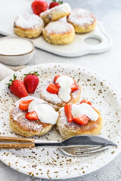 Deliziosi mini pancake con fragole