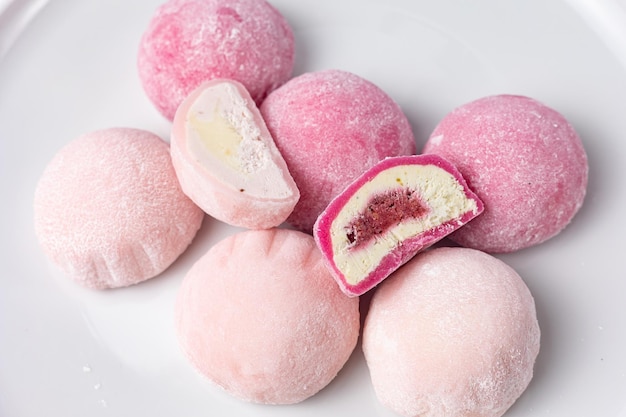 Deliziosi mochi su sfondo bianco, primo piano. Dolce tradizionale giapponese