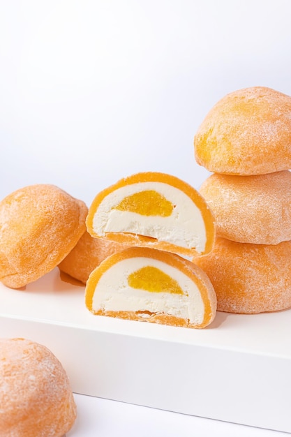 Deliziosi mochi su sfondo bianco, primo piano. Dolce tradizionale giapponese