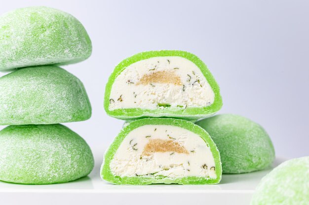 Deliziosi mochi su sfondo bianco, primo piano. Dolce tradizionale giapponese