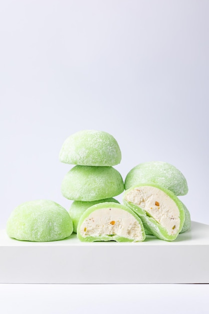 Deliziosi mochi su sfondo bianco, primo piano. Dolce tradizionale giapponese