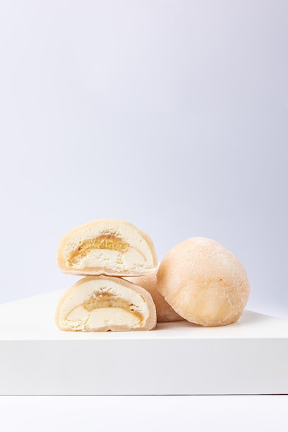 Deliziosi mochi su sfondo bianco, primo piano. Dolce tradizionale giapponese