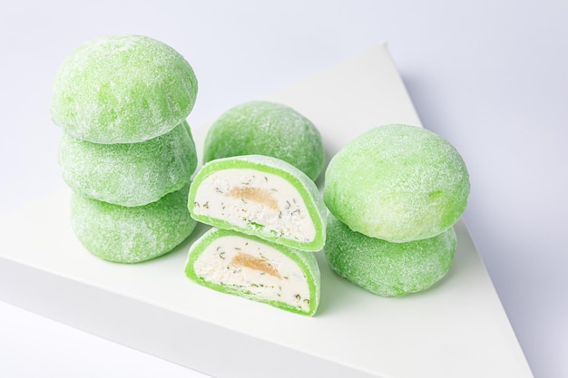 Deliziosi mochi su sfondo bianco, primo piano. Dolce tradizionale giapponese