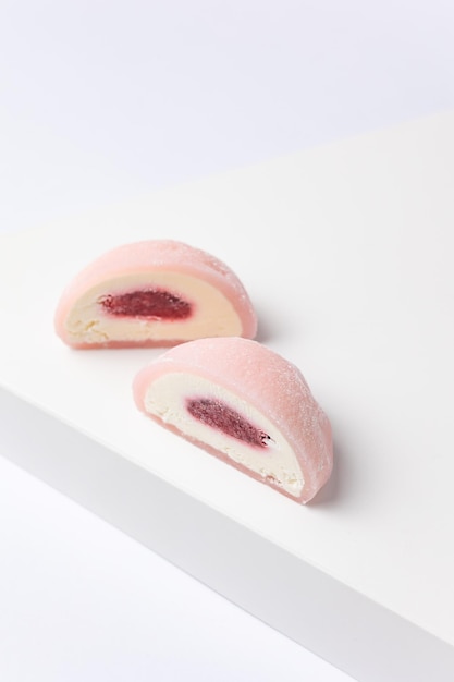 Deliziosi mochi su sfondo bianco, primo piano. Dolce tradizionale giapponese