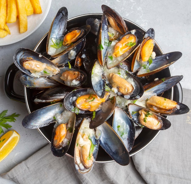 Deliziosi molluschi di frutti di mare con salsa di prezzemolo e limone.