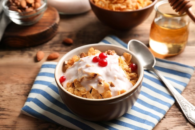 Deliziosi muesli con frutti di bosco e yogurt sulla tavola di legno