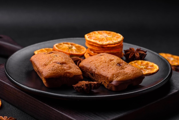 Deliziosi muffin al cioccolato e fette rotonde di mandarino essiccate