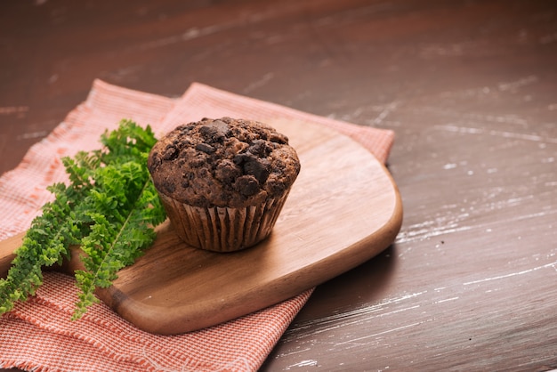 Deliziosi muffin al cioccolato fatti in casa sul tavolo. Pronto a mangiare.