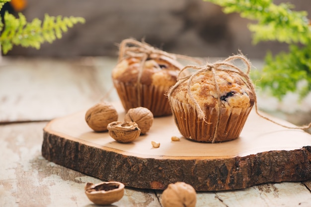 Deliziosi muffin alle noci fatti in casa sul tavolo. Dolci