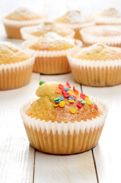 Deliziosi muffin fatti in casa sul bordo di legno bianco