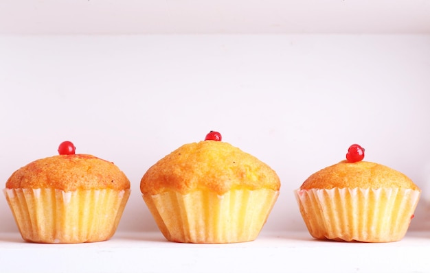 Deliziosi muffin su scaffali di legno in primo piano