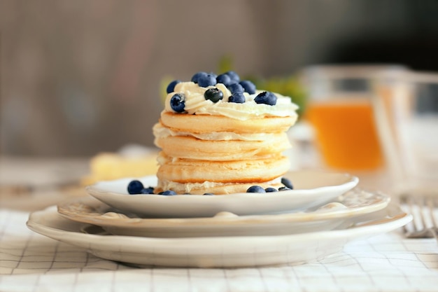 Deliziosi pancake con mirtilli sul tavolo della cucina