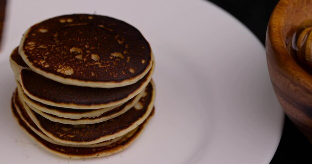 deliziosi pancake fatti con latte con formaggio cottage e miele d'ape dolce