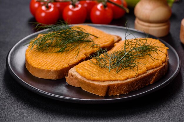 Deliziosi panini al caviale di zucca su uno sfondo di cemento scuro colazione sana