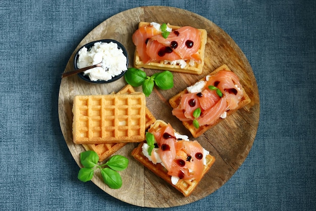 Deliziosi panini al salmone con formaggio bianco su cialde