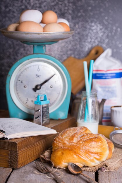 Deliziosi panini appetitosi e caffè per colazione. Panetteria fatta in casa