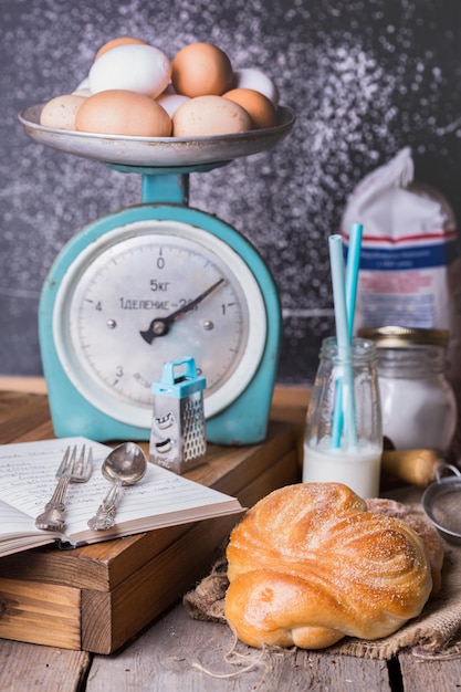 Deliziosi panini appetitosi e caffè per colazione