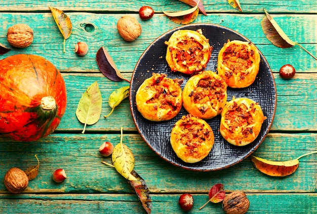 Deliziosi panini fatti in casa ripieni di zucca autunnale e carne