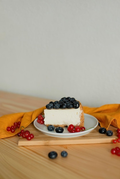 Deliziosi pasticcini con i mirtilli su un piatto