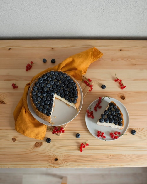 Deliziosi pasticcini con i mirtilli su un piatto