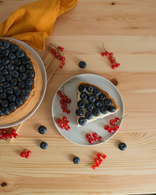 Deliziosi pasticcini con i mirtilli su un piatto