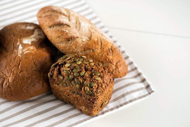 Deliziosi pasticcini di pane fresco per la colazione sono sul tavolo bianco Spazio per il testo