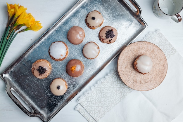 Deliziosi pasticcini francesi Choux Craquelin ripieni di crema