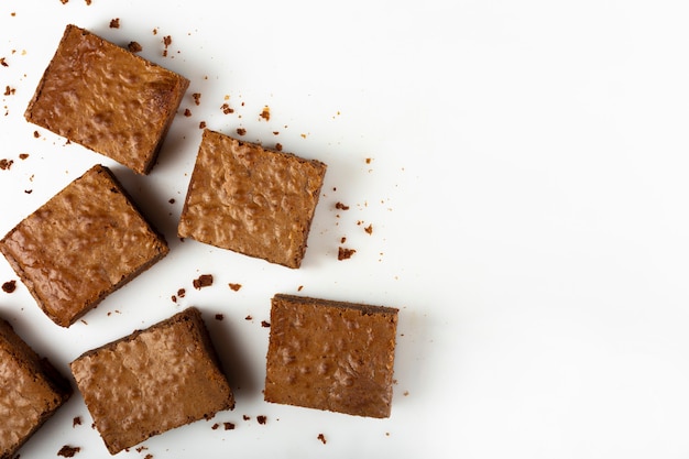 Deliziosi pezzi di brownie fresco su sfondo bianco Torta al cioccolato