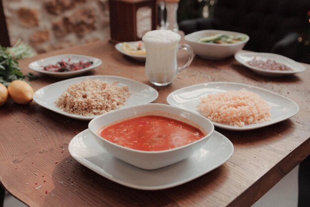 Deliziosi piatti fatti in casa zuppa pilaf e ayran