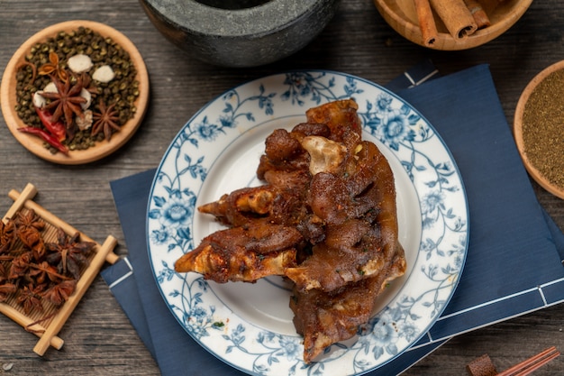 Deliziosi piedini di maiale arrosto nel piatto