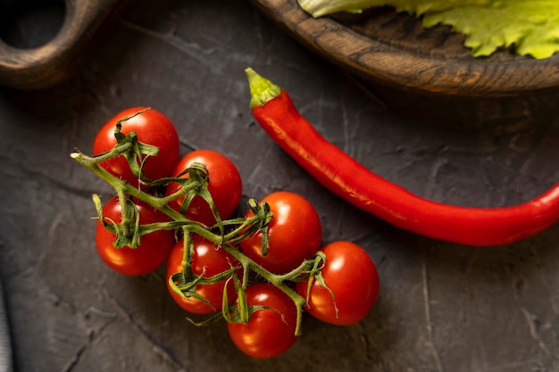 Deliziosi pomodorini maturi peperoncini e aglio per cucinare