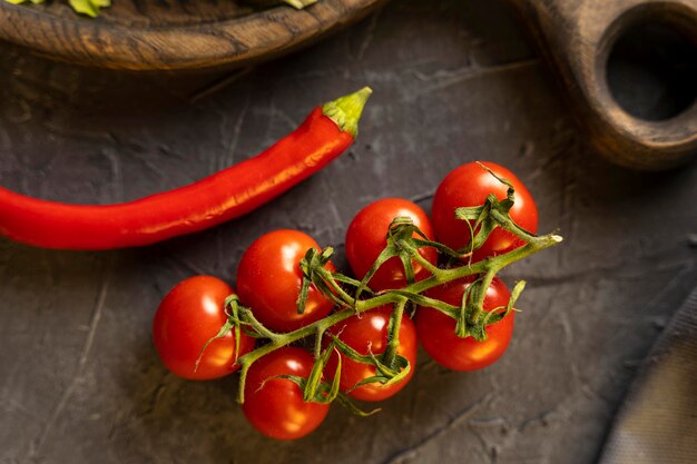 Deliziosi pomodorini maturi peperoncini e aglio per cucinare