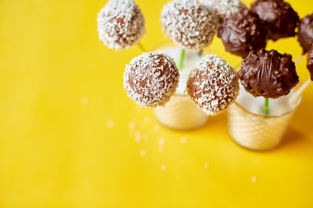 Deliziosi popcake fatti in casa al cocco e al cioccolato fondente