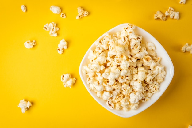 Deliziosi popcorn su uno sfondo giallo
