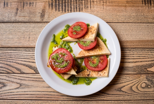 Deliziosi pranzi vegetariani insalata di pomodori