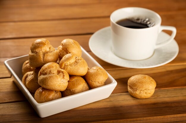 Deliziosi profiteroles al caffè in tavola