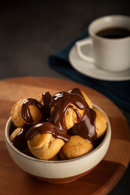 Deliziosi profiteroles al caffè in tavola