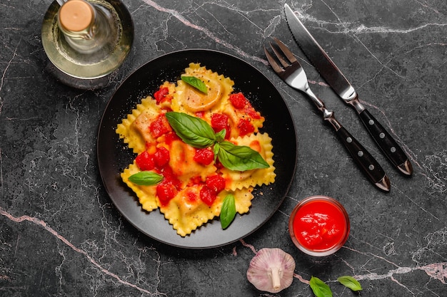 Deliziosi ravioli appetitosi con salsa di pomodoro e basilico Vista dall'alto