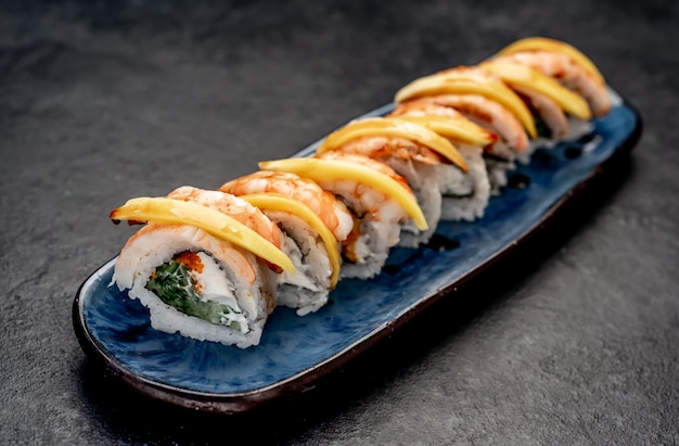 deliziosi rotoli di sushi giapponese su uno sfondo di pietra pronti da mangiare