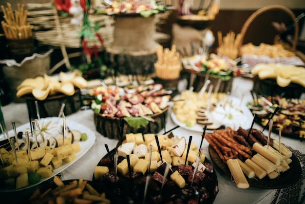 Deliziosi spuntini al ricevimento di nozze primo piano del servizio di catering