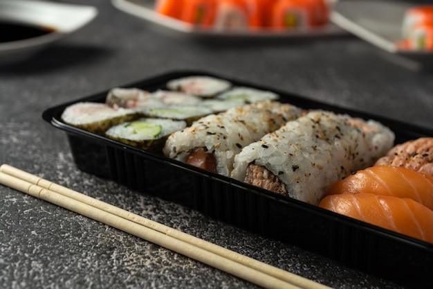 Deliziosi sushi di cibo giapponese sul tavolo di marmo scuro
