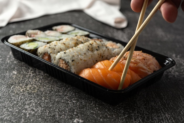 Deliziosi sushi di cibo giapponese sul tavolo di marmo scuro