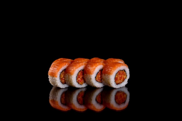 Deliziosi sushi rotoli freschi su uno sfondo scuro