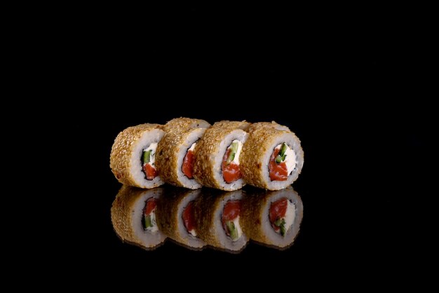 Deliziosi sushi rotoli freschi su uno sfondo scuro